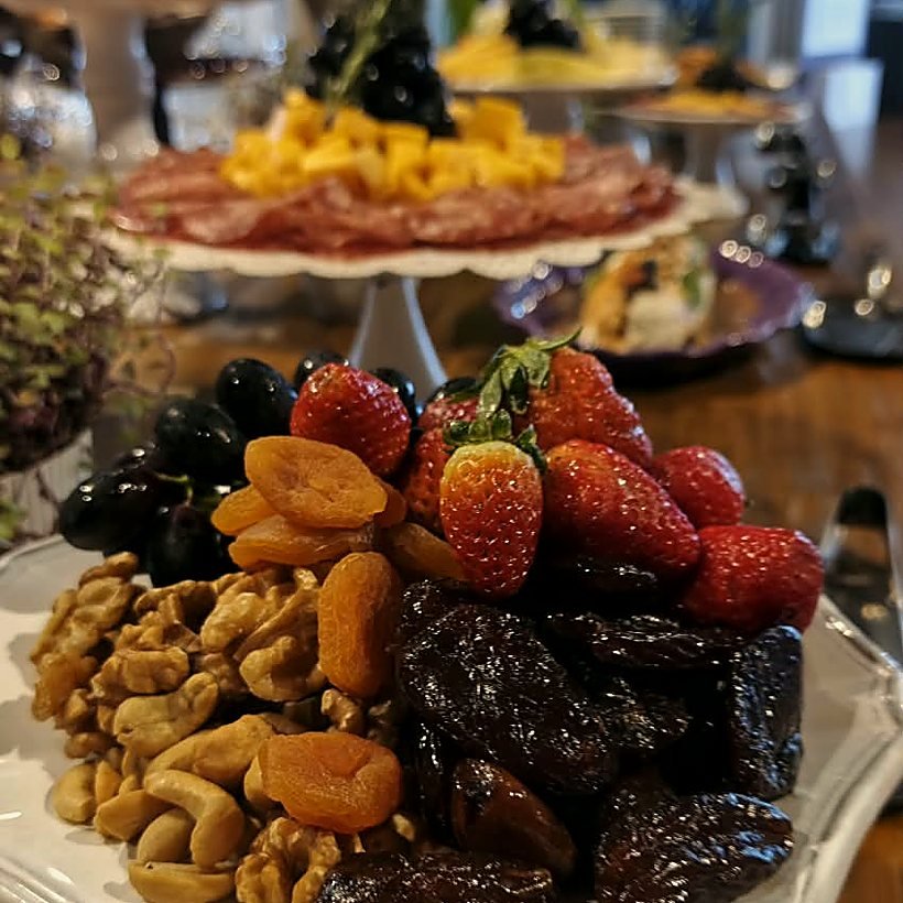 Travessa de frutas e castanhas